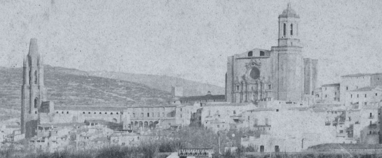 Vista panorámica de Girona con  la Catedral y el campanario de Sant Feliu. Ayuntamiento de Girona. CRDI (Autoría desconocida)