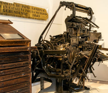 Drawer furniture, wooden typefaces and guillotines from Printer House Masó, early 20th C (Xènia Gasull)