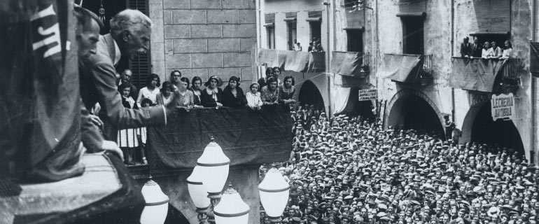 Fotografia de Francesc Macià al balcó de l'Ajuntament de Girona,1931. Ajuntament de Girona. CRDI (Josep Maria Sagarra)