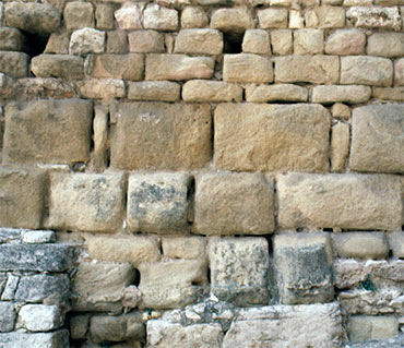 Fragment de muralla romana a Girona. Foto: Ajuntament de Girona. CRDI (Jordi S. Carrera)