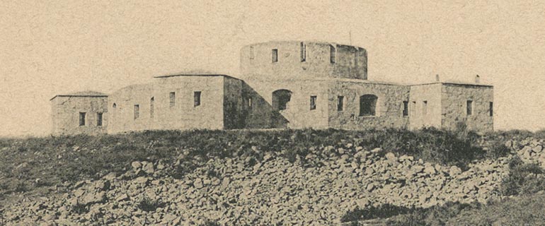 La torre d'Alfons XII, a la muntanya de les Pedreres. En primer terme, soldats de la guarnició. 1905-1911. Ajuntament de Girona. CRDI (autor desconegut).